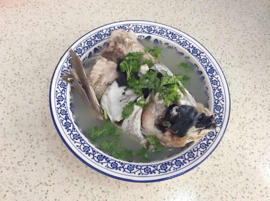 鱼头汤豆腐汤怎么才会白,为什么饭店鱼汤红色的