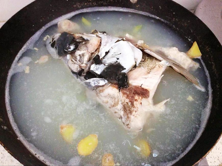 鱼头汤豆腐汤怎么才会白,为什么饭店鱼汤红色的