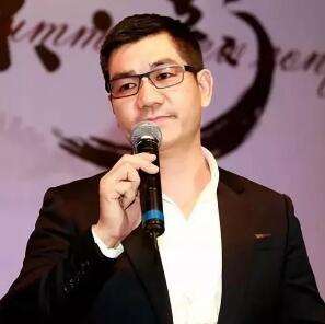 两人护送大力神杯,护送大力神杯的俄罗斯绝代佳人