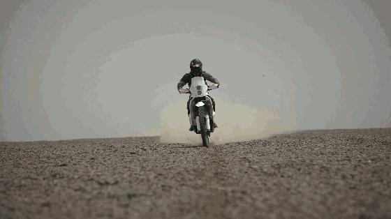 沙漠里把车开到起飞，这才是男人该玩的游戏｜远途心路