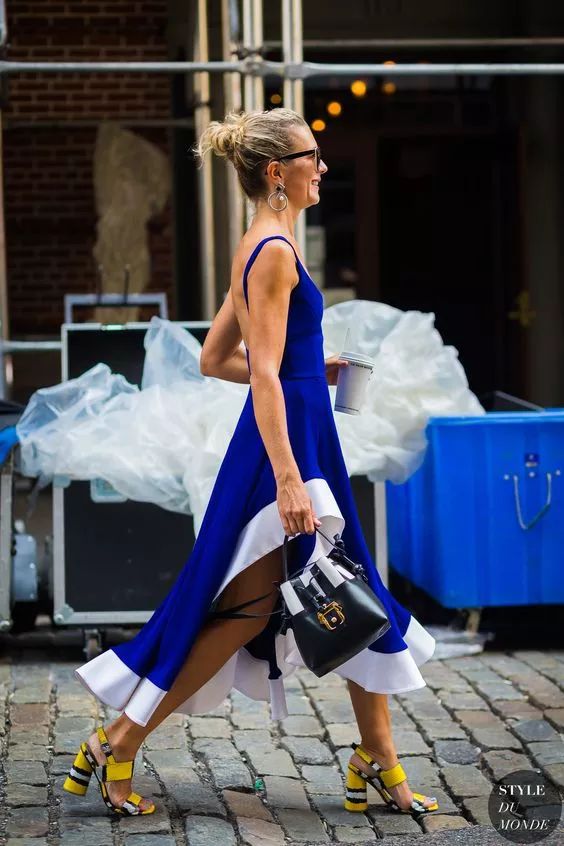 年终了到处都是促销价,年底的商品降价