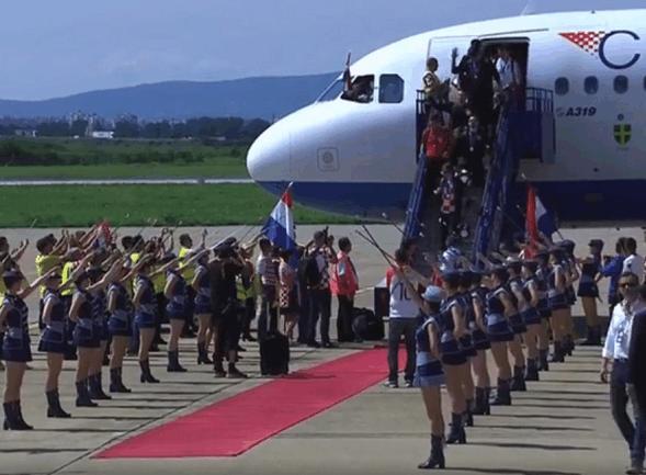 英雄归来欢迎回家机场,英雄凯旋回家铁骑列队开道