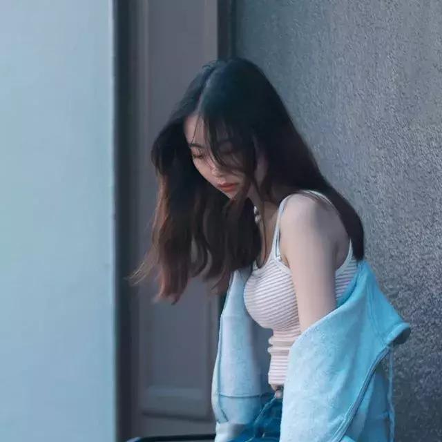 面对镜头不自然怎么克服,拍照怎么让自己更有镜头感