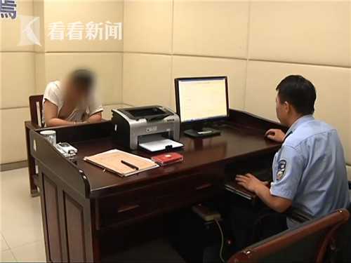 男子躲女厕趴地偷窥被抓现行,男子半年偷女租客18次