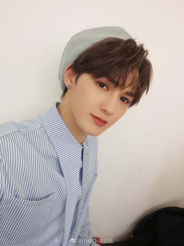 朱正廷歪头撒娇黄明昊,朱正廷吐槽捏脸