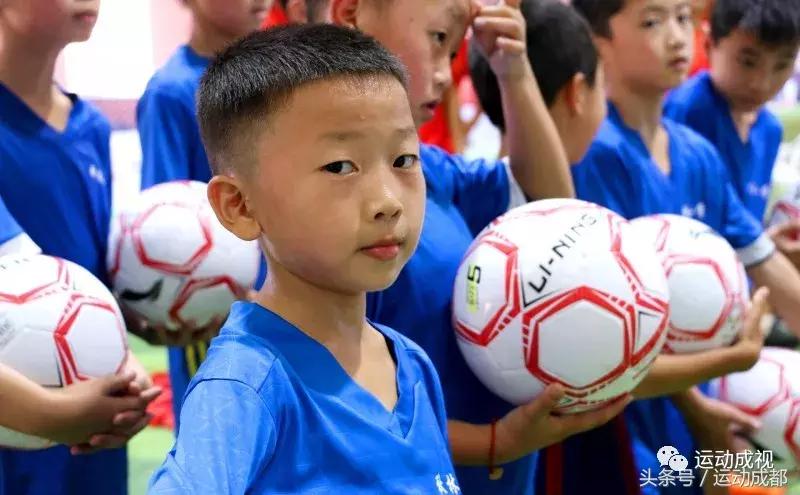 泥潭中的足球梦四川山区小学生“踢”出一片绿茵地