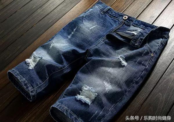 夏天的短裤潮男必备,男生夏日穿搭沙滩风白色短裤