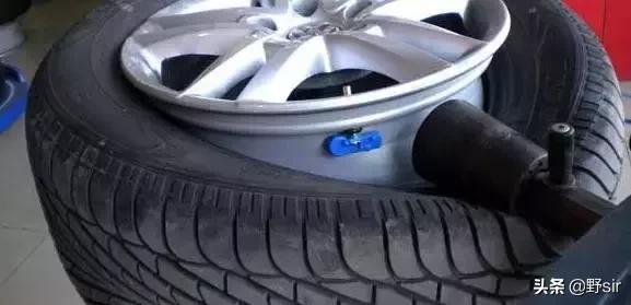 帝豪胎压警告灯亮怎么消除,胎压低警告灯亮了又灭了