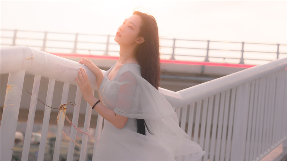 她躺在床上，睁开眼睛，闭上眼睛，全都是那几个小混混邪笑的样子