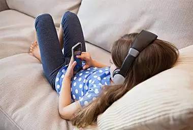 孩子沉迷手机电子设备,孩子沉迷手机无法自拔父母这样做