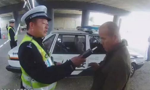 面包车酒驾撞人,车辆失控撞穿墙壁