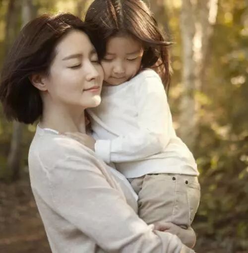 李英爱52岁状态,李英爱长发短发对比图片