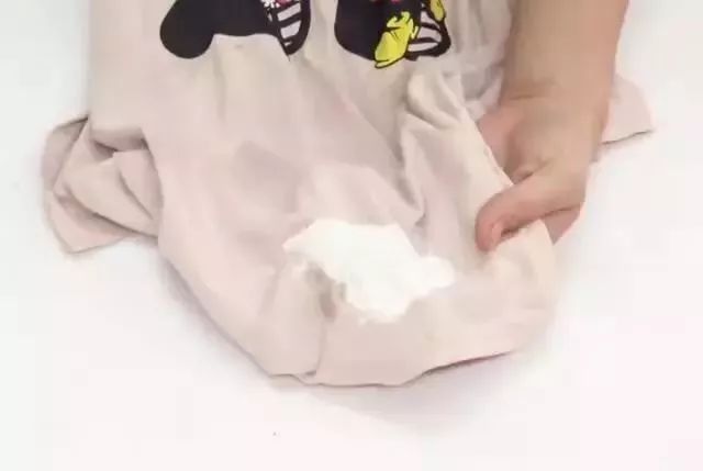 衣服上的陈旧油渍怎么洗得最彻底,清除衣服的顽固黄渍油渍最快方法