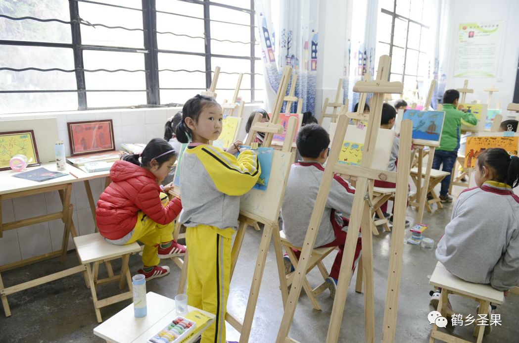 记者走访街头单车,共享单车的出镜记者