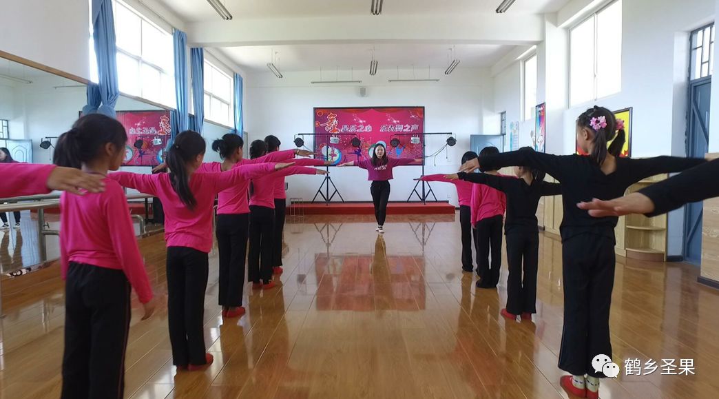 记者走访街头单车,共享单车的出镜记者