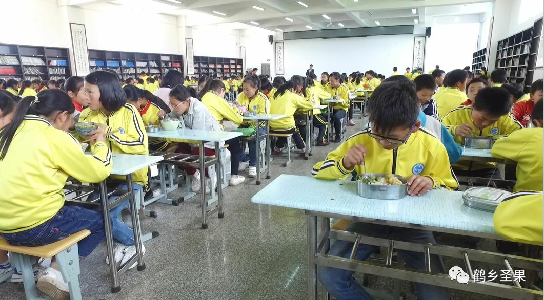 记者走访街头单车,共享单车的出镜记者