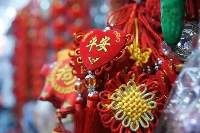 中国结是中国的一种传统而典型,中国结的样式和寓意