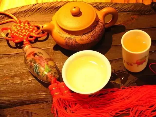 中国结是中国的一种传统而典型,中国结的样式和寓意