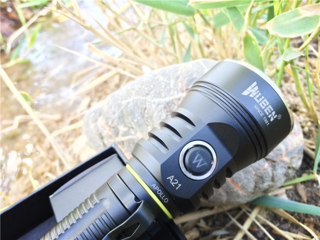 一射就是一大片，务本A214200流明直充强光手电实测