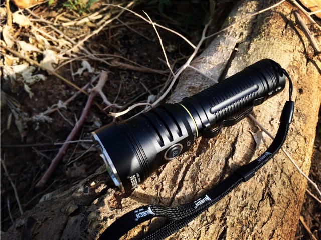 一射就是一大片，务本A214200流明直充强光手电实测