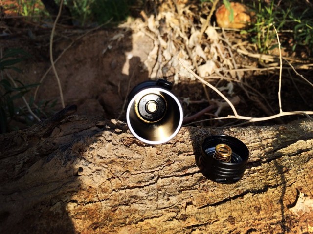 一射就是一大片，务本A214200流明直充强光手电实测