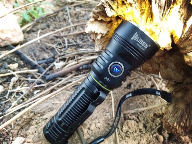 一射就是一大片，务本A214200流明直充强光手电实测