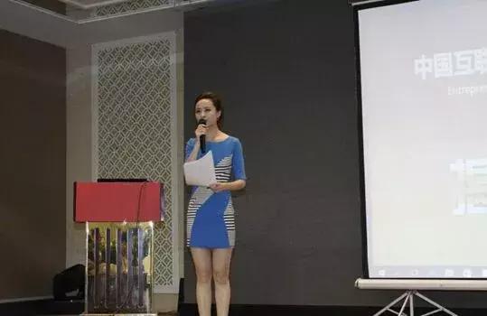 会议主持人暖场话术,会议主持人该如何活跃气氛