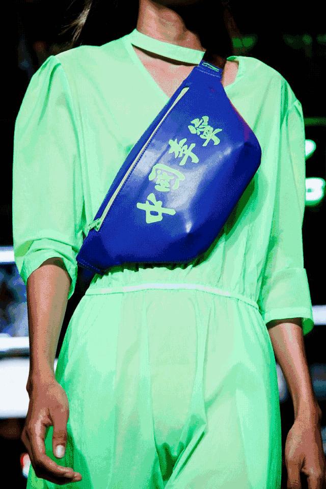 李宁拿大哥大短袖,2018年李宁纽约时装周