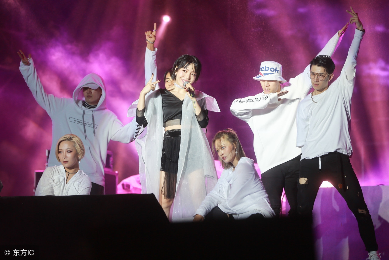 流行唱法中如何运用麦克风表现出完美音色，手持姿势的掌握是关键