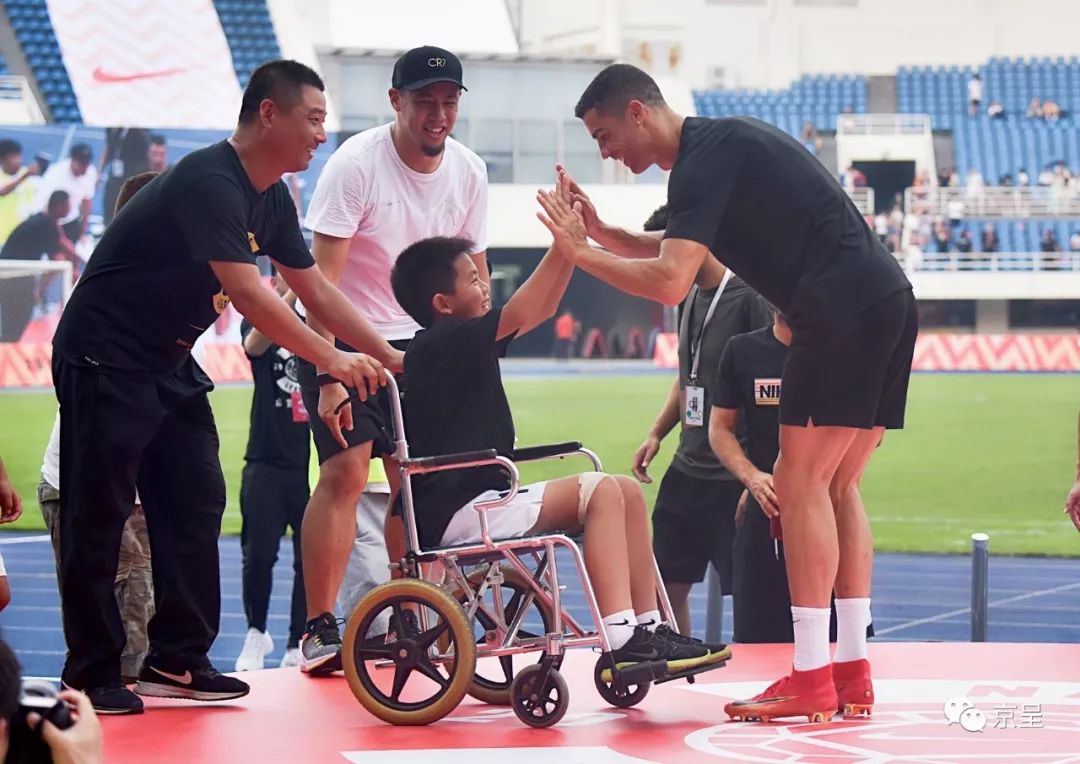 球迷冲入球场拥抱c罗击掌,小球童和c罗击掌后的反应