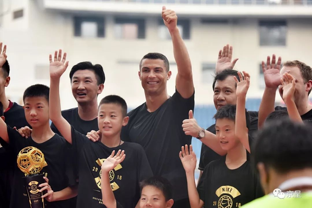 足球赛场和梅西击掌的小伙,小球童和c罗击掌后的反应