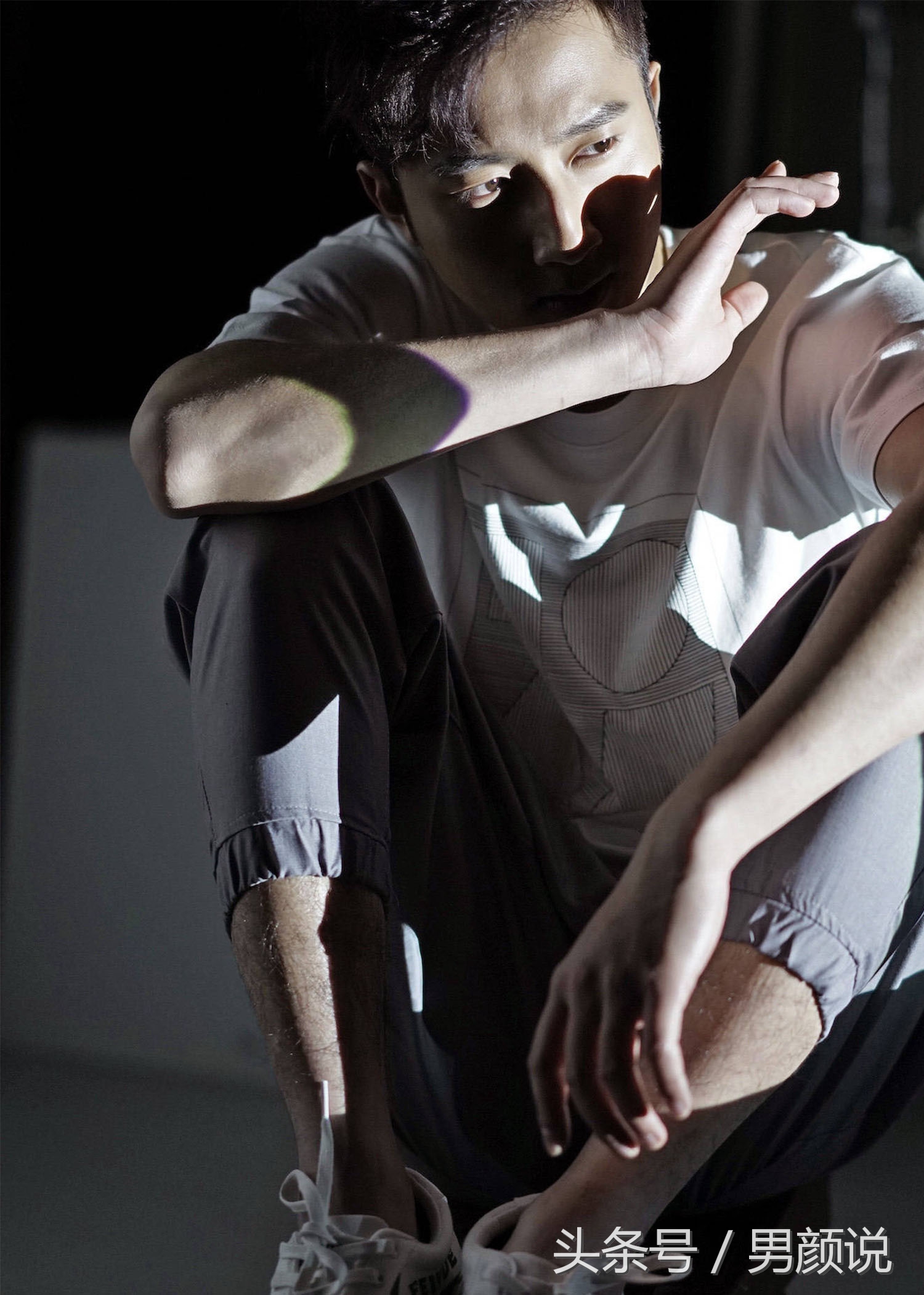 你们说现在的男艺人太阴柔，那这位肌肉帅哥怎么样？