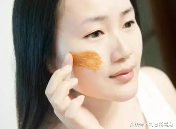 嘴抿起来有小疙瘩,如何去除嘴下的小疙瘩