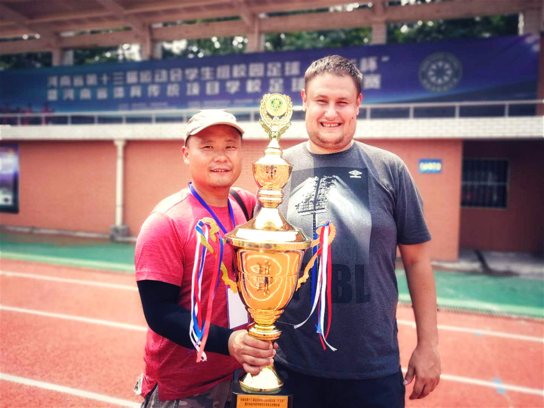 一刻镜头下的校园足球“德比之战”