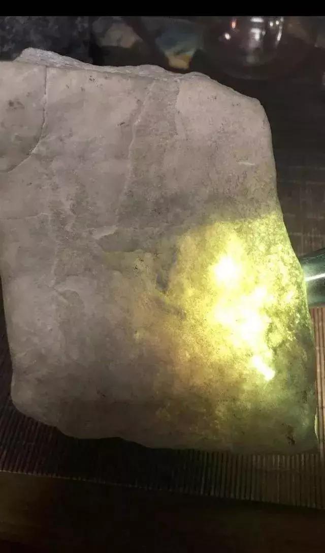 什么样的翡翠原石容易出极品高货,什么样的翡翠原石出冰种