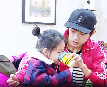 孩子发热的过程中我们应该怎么办,易烊千玺照顾发烧小孩