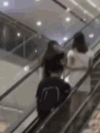 注意!这群人靠*拍偷**女生裙底月入过万!