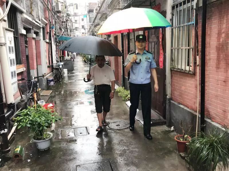 面对台风我们严阵以待,迎战台风交警巡逻