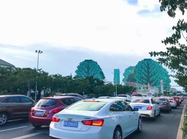 开着奥迪自驾的小姐姐,开着百万奥迪的小姐姐