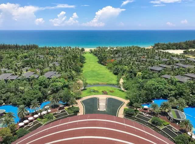 开着奥迪自驾的小姐姐,开着百万奥迪的小姐姐