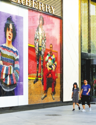 购衣方式变化大商场不再是唯一