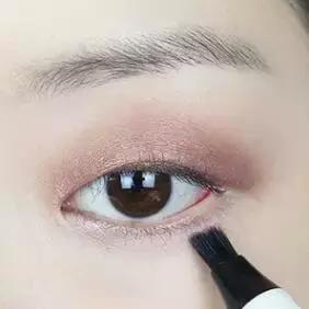 单眼皮适合的画眼线方法,单眼皮不同眼型怎么画眼线