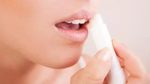 脸部脱妆了应该怎么补妆,脱妆怎么补救最强补妆大法来啦