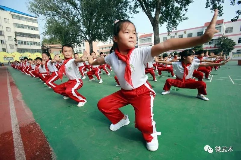 不让孩子动来动去,不让孩子随便动