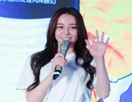 迪丽热巴现身发布会现场，发生了什么？「整形医生王明利」