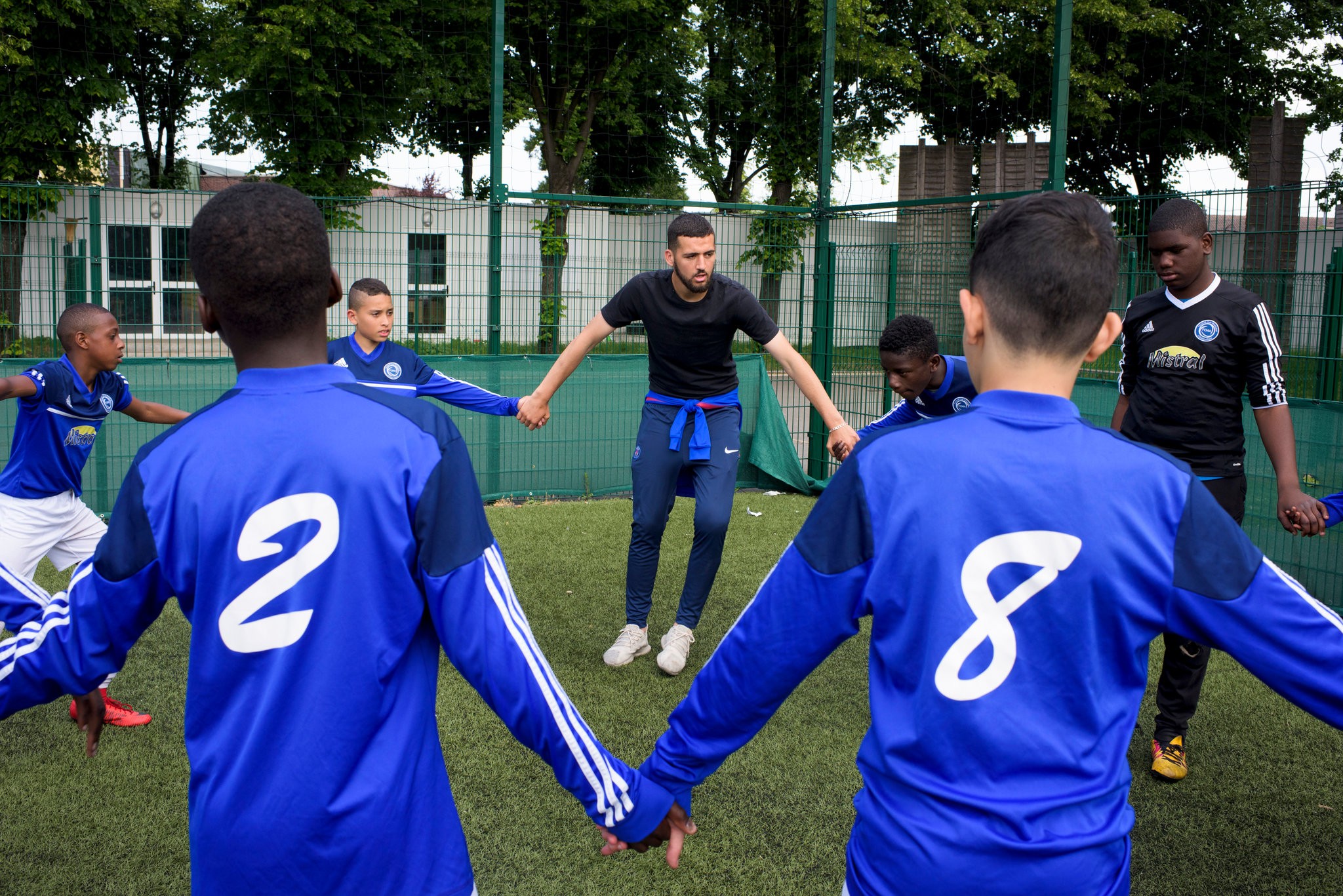 有机会去看看那些在巴黎郊外踢球的孩子们