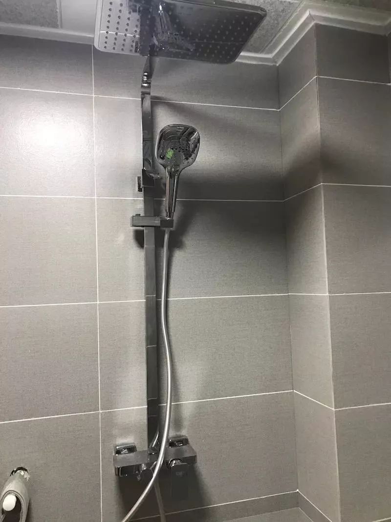 金色淋浴花洒和银色哪个好,淋浴门黑色花洒银色