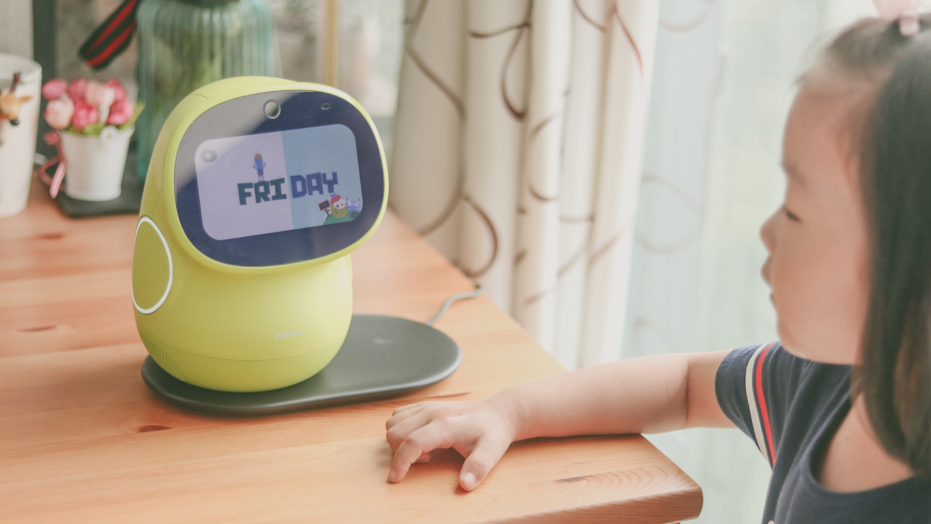 儿童学习陪伴机器人操作,幼儿陪伴儿童教育机器人