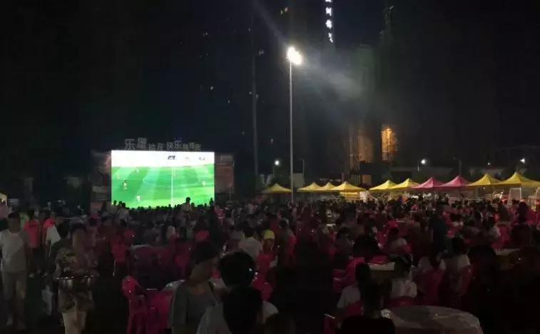 享受“足球狂欢”，与民“共襄盛举”