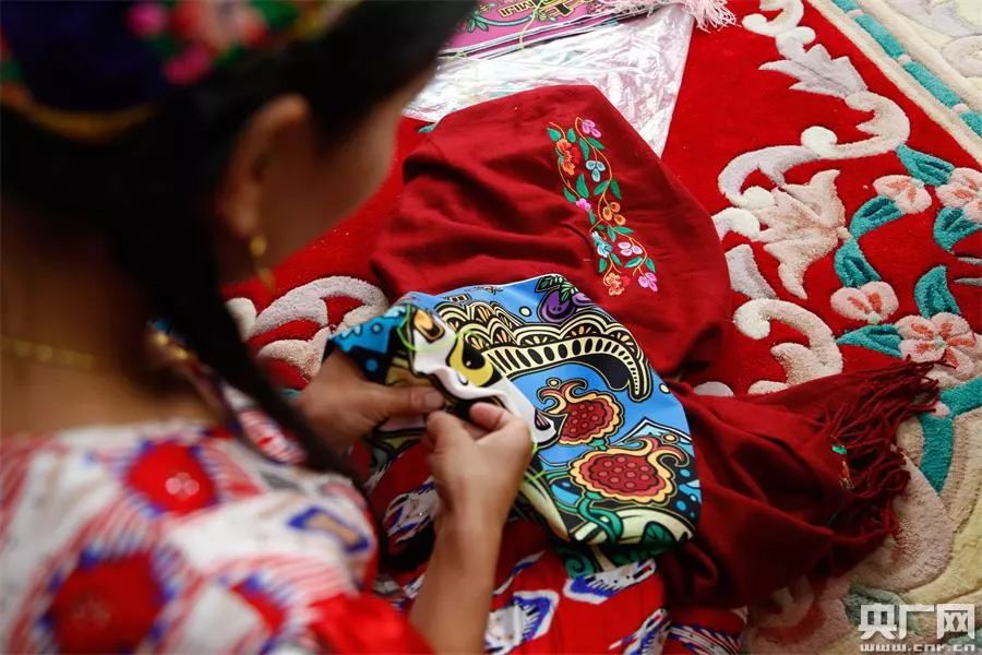 新疆哈密手工刺绣衣服,哈密维吾尔族刺绣教程
